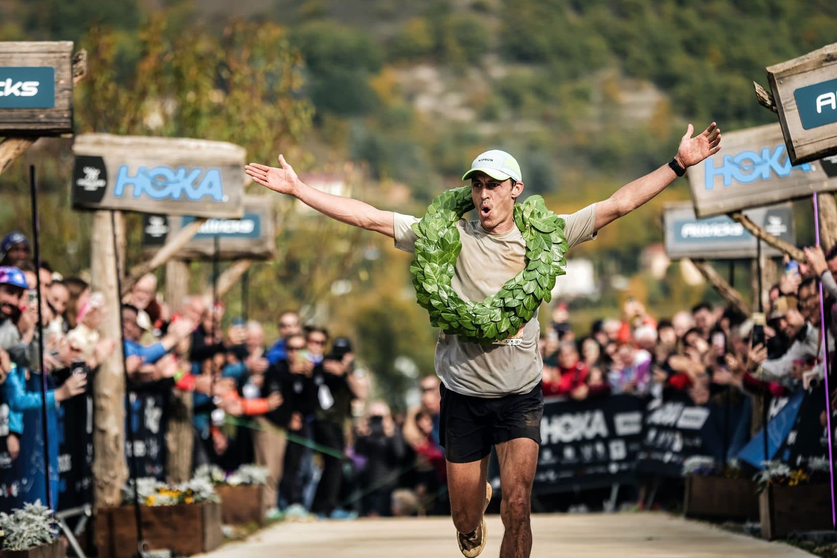 Vainqueur du Grand Trail des Templiers, couronne de laurier à l'arrivée